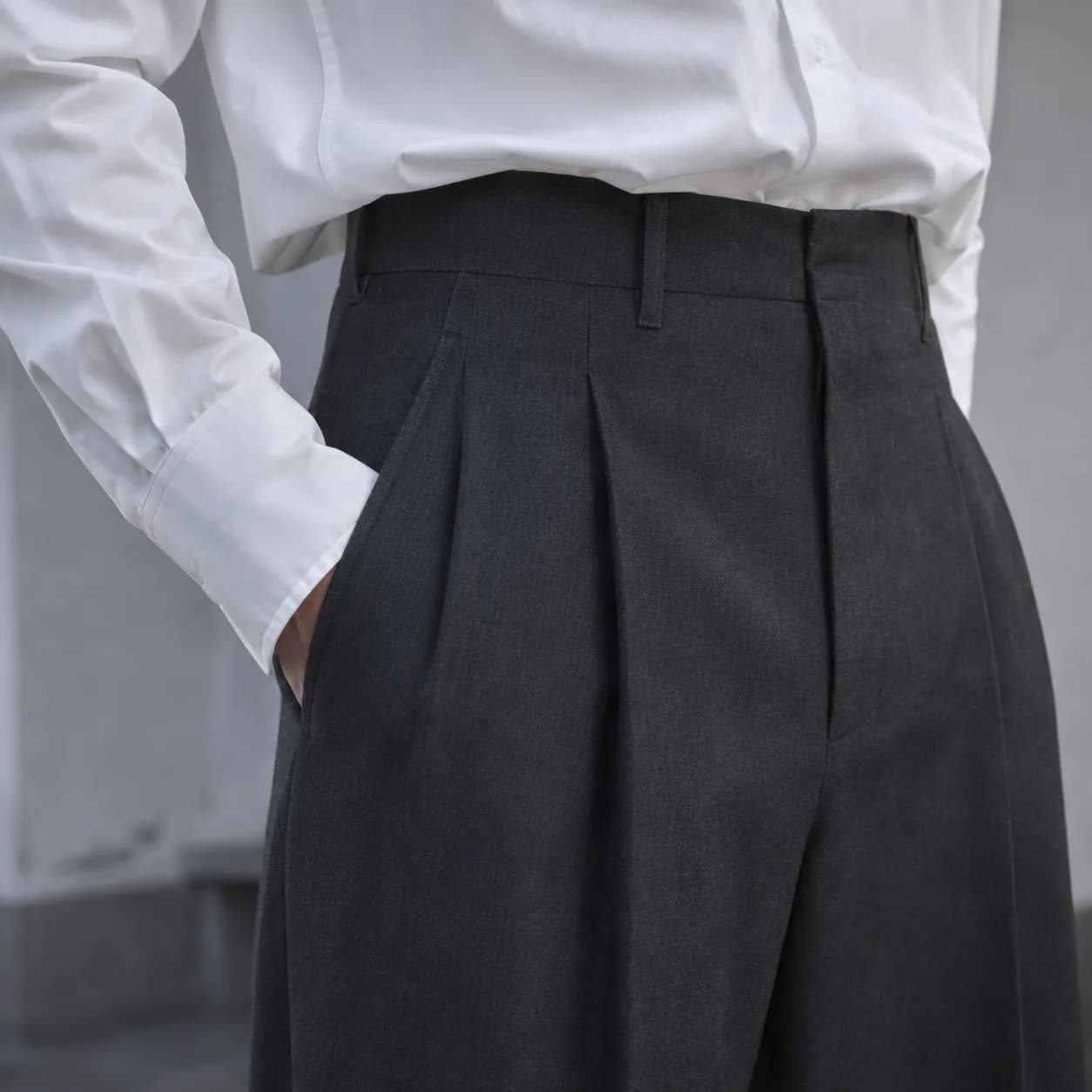 High-rise waistband of the anthracite gabardine trouser, up close